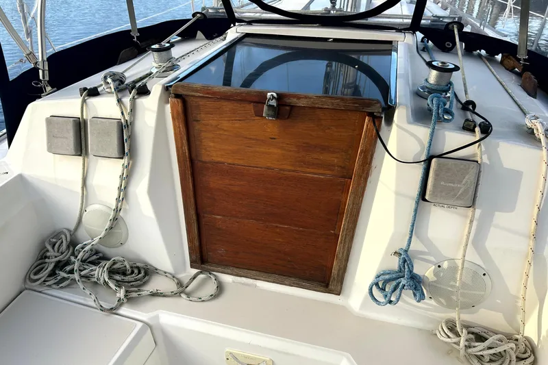 Slide: The Image of 1989 Sabre 30 MKIII sailboat cockpit with ropes and wooden hatch. - 7