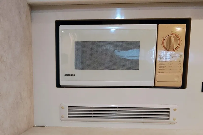 Slide: The Image of Bayliner 3055 Ciera 1999 - 14