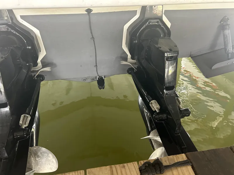 Slide: The Image of 2007 Formula 31 PC boat stern drive and propellers in water. - 4