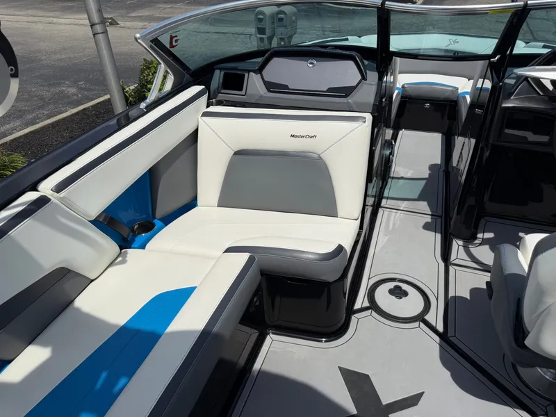 Slide: The Image of MasterCraft XStar 2019 - 16