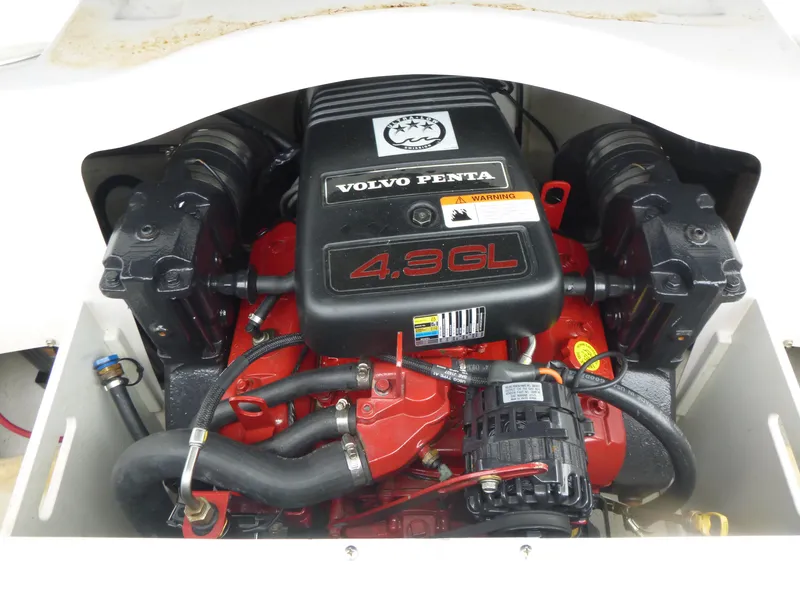 Slide: The Image of Volvo Penta 4.3GL engine in 2004 Four Winns 180 Horizon boat. - 11