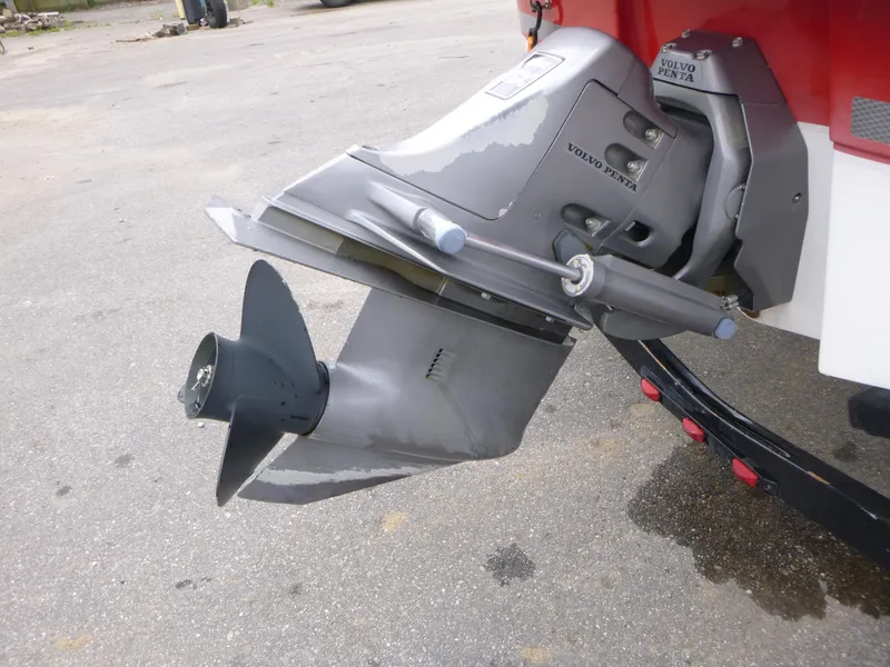 Slide: The Image of 2004 Four Winns 180 Horizon boat with Volvo Penta outboard motor. - 12