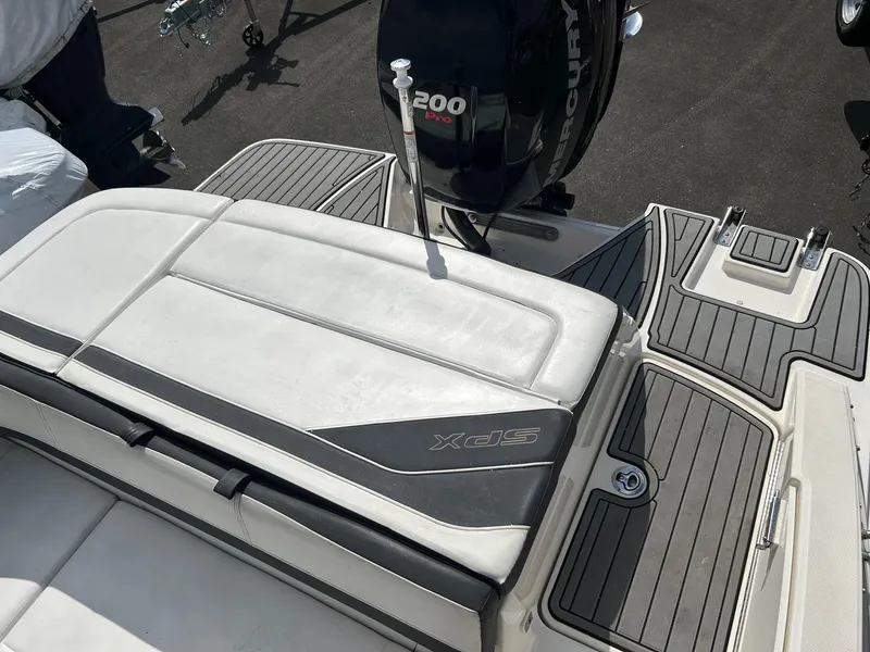 Slide: The Image of 2016 Sea Ray 21 SPX OB boat with Mercury 200 Pro outboard engine, rear seating view. - 15