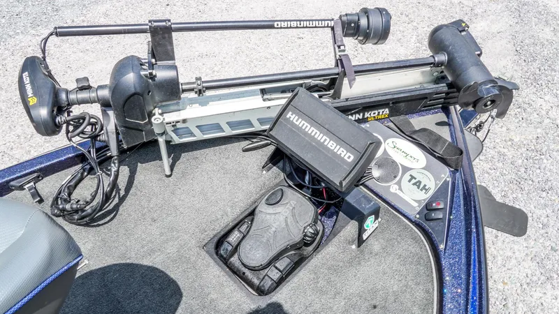 Slide: The Image of 2020 Skeeter ZX225 boat with Minn Kota trolling motor and Humminbird fish finder. - 18