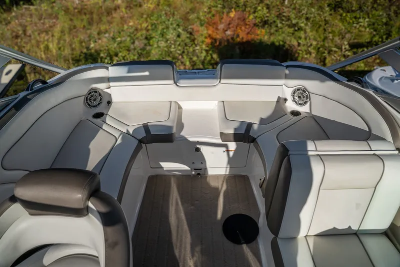 Slide: The Image of Yamaha 242 Limited S 2014 - 16