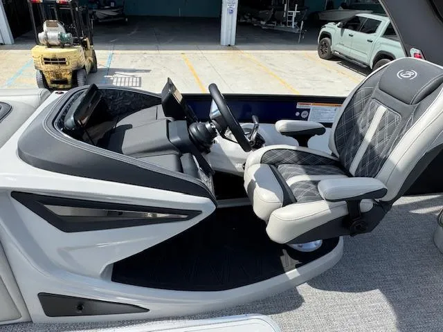 Slide: The Image of Luxurious Barletta LUSSO 25 UCA boat interior with modern steering and digital displays, 2026 model. - 18