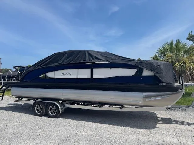 Slide: The Image of Outboard motor on Barletta LUSSO 25 UCA, 2026 model, featuring Mercury 400 V10 engine. - 24