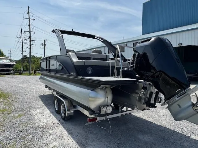 Slide: The Image of 2026 Barletta LUSSO 25 UCA pontoon boat, rear view with powerful outboard motor. - 9