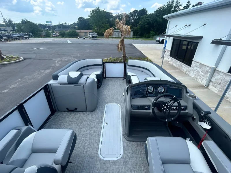 Slide: The Image of Tahoe LTZ VRB 25T 2025 - 9