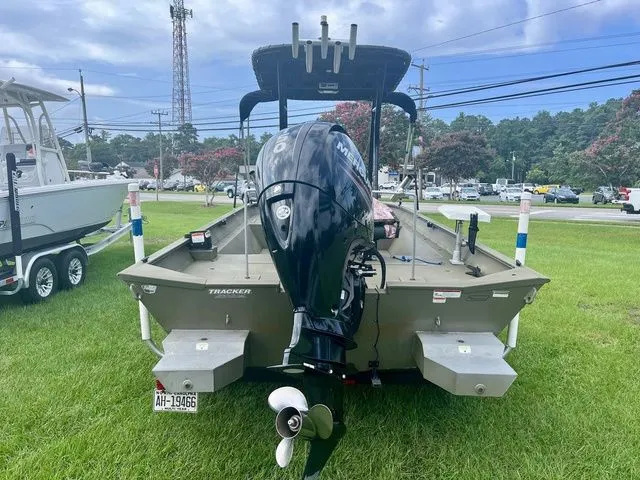 Slide: The Image of Tracker Grizzly 2072 CC 2018 - 3