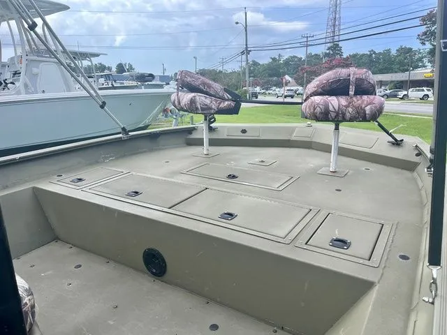 Slide: The Image of Tracker Grizzly 2072 CC 2018 - 5