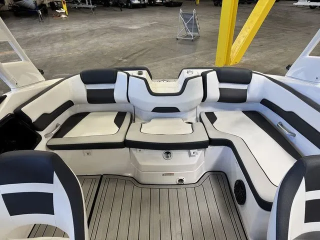 Slide: The Image of Yamaha 195S 2025 - 10