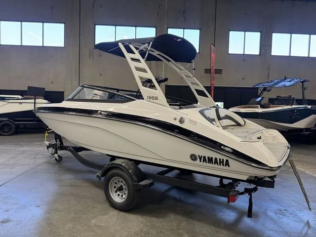 Slide: The Image of Yamaha 195S 2025 - 3