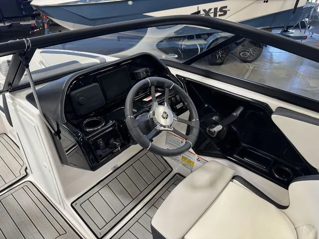 Slide: The Image of Yamaha 195S 2025 - 9