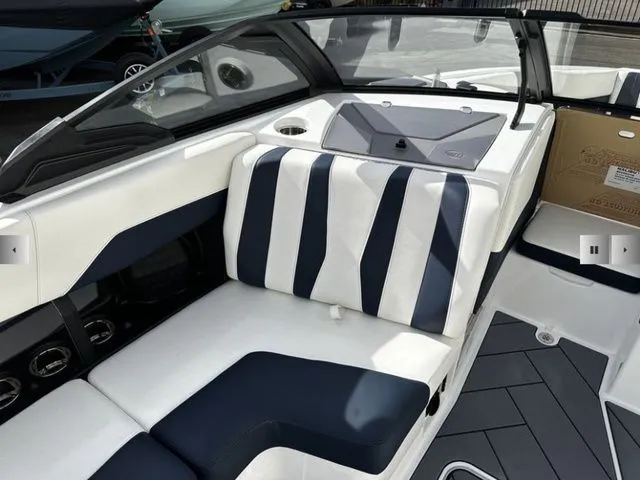 Slide: The Image of Malibu Wakesetter 22 LSV 2025 - 7