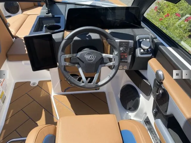Slide: The Image of Malibu Wakesetter 23 LSV 2025 - 14