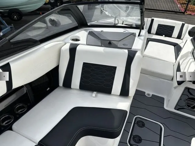 Slide: The Image of Malibu Wakesetter 23 MXZ 2025 - 8