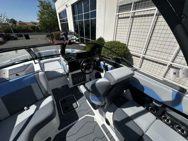 Slide: The Image of Malibu Wakesetter 23 MXZ 2025 - 12