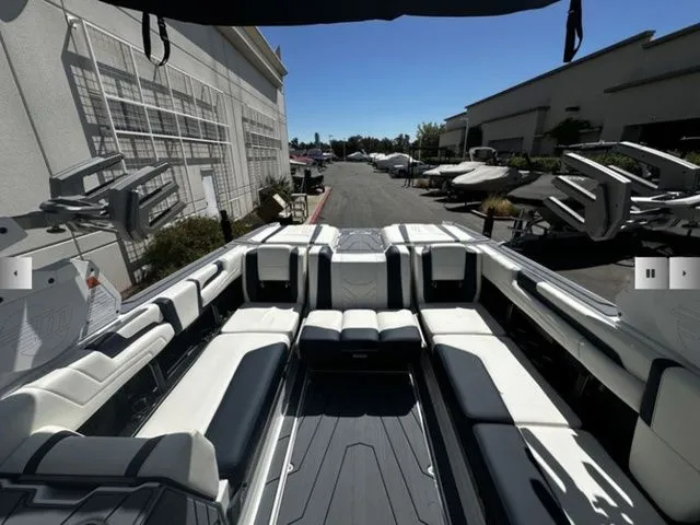 Slide: The Image of Malibu Wakesetter 25 LSV 2025 - 10