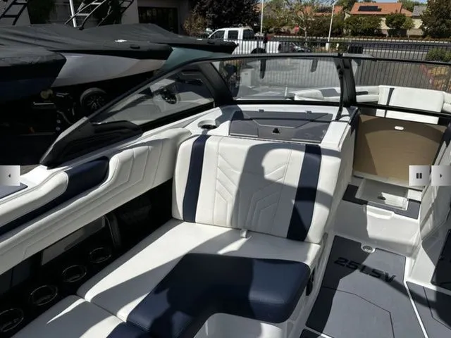 Slide: The Image of Malibu Wakesetter 25 LSV 2025 - 14