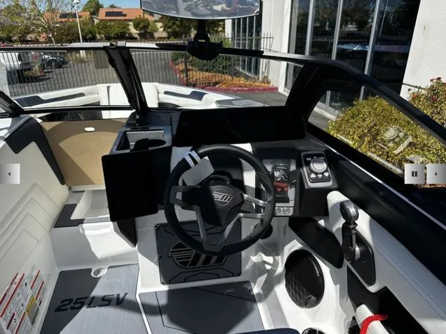 Slide: The Image of Malibu Wakesetter 25 LSV 2025 - 15