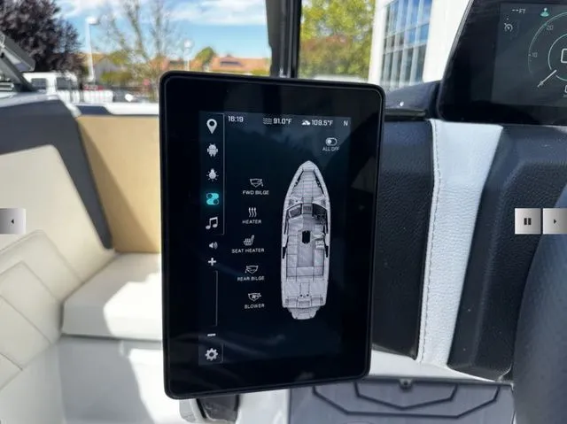 Slide: The Image of Malibu Wakesetter 25 LSV 2025 - 18