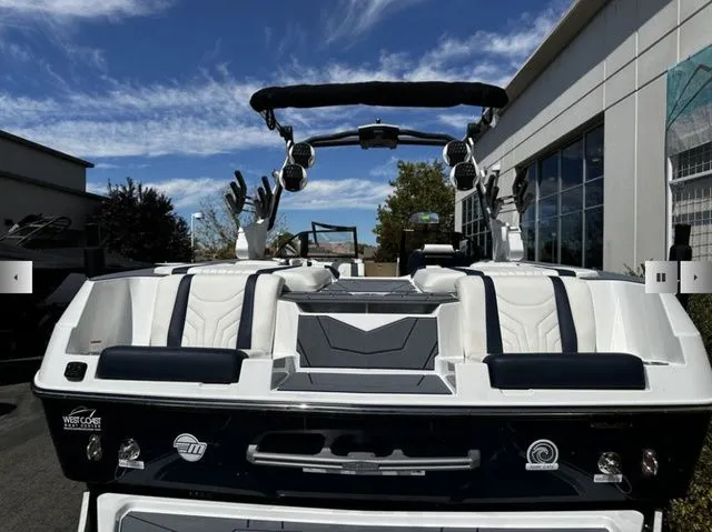 Slide: The Image of Malibu Wakesetter 25 LSV 2025 - 21