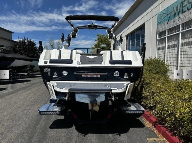 Slide: The Image of Malibu Wakesetter 25 LSV 2025 - 4