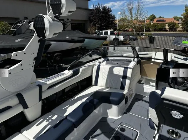 Slide: The Image of Malibu Wakesetter 25 LSV 2025 - 7