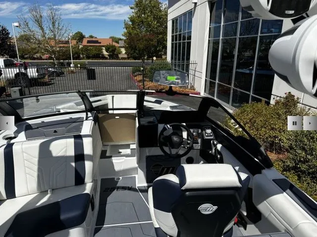 Slide: The Image of Malibu Wakesetter 25 LSV 2025 - 8