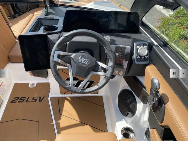 Slide: The Image of Malibu Wakesetter 25 LSV 2025 - 13