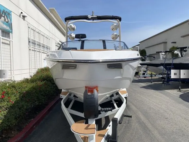 Slide: The Image of Malibu Wakesetter 25 LSV 2025 - 5