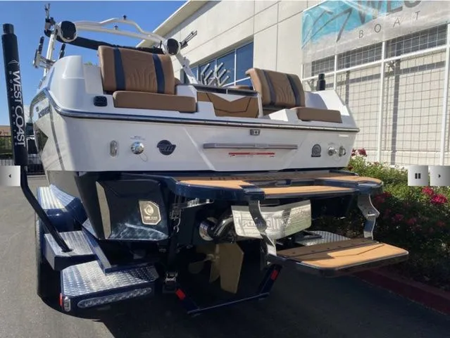 Slide: The Image of Malibu Wakesetter 25 LSV 2025 - 7