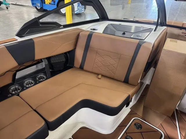 Slide: The Image of Malibu Wakesetter 23 LSV 2025 - 10