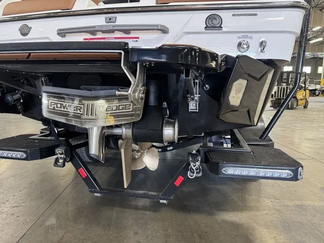 Slide: The Image of Malibu Wakesetter 23 LSV 2025 - 5