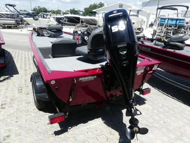 Slide: The Image of Tracker Pro 170 2024 - 3