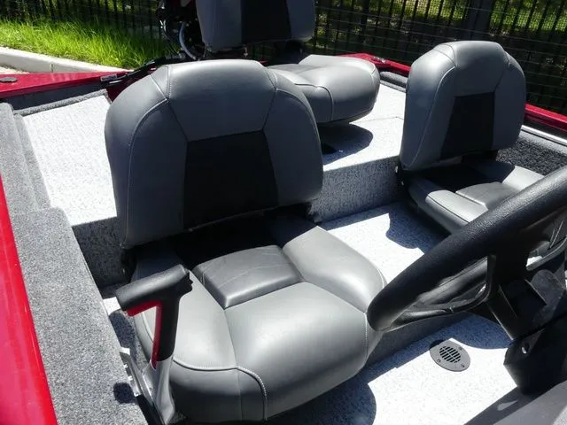 Slide: The Image of Tracker Pro 170 2024 - 6