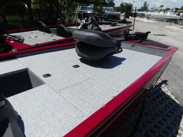 Slide: The Image of Tracker Pro 170 2024 - 8