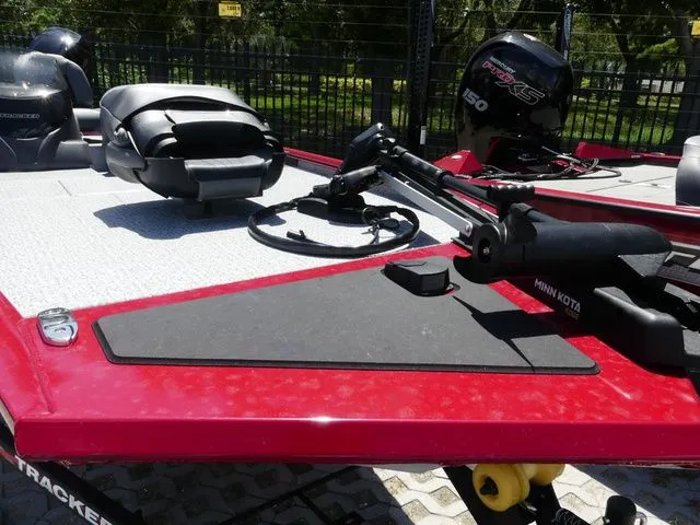 Slide: The Image of Tracker Pro 170 2024 - 9