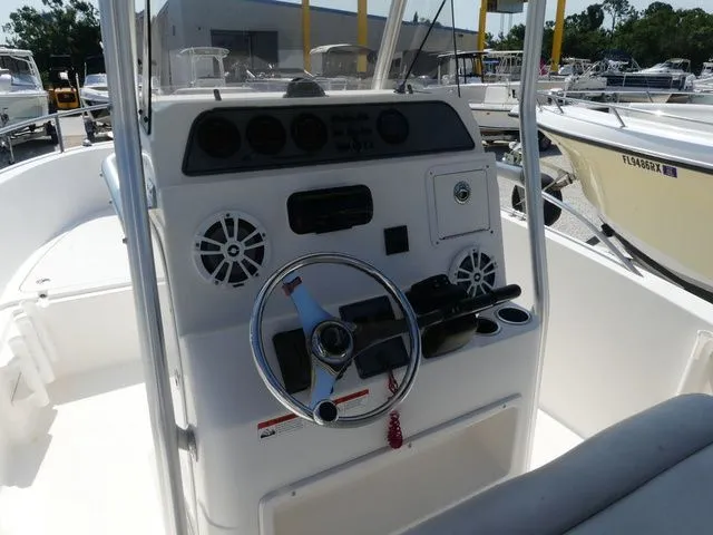 Slide: The Image of Aquasport 255 Osprey 2005 - 5