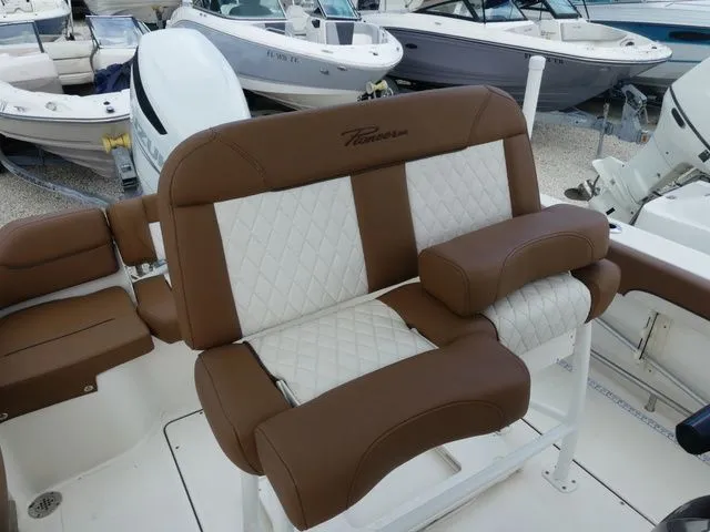 Slide: The Image of Pioneer Islander 222 2022 - 10