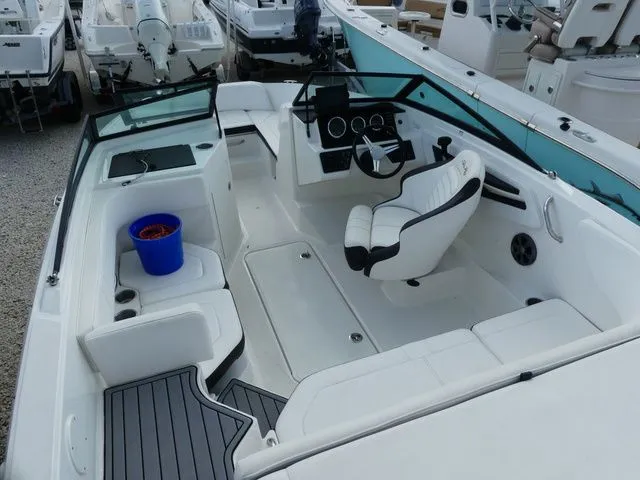 Slide: The Image of Sea Ray SPX 190 Outboard 2019 - 6