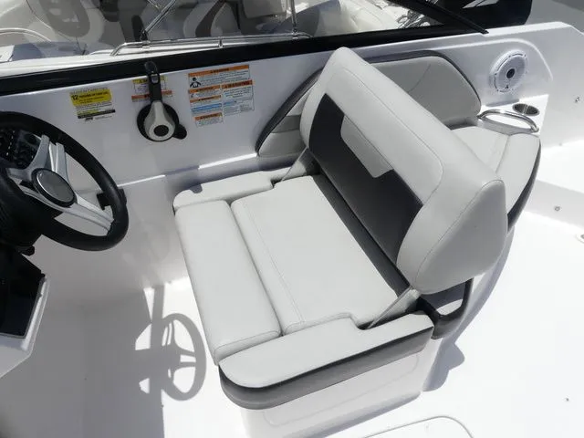 Slide: The Image of Hurricane SunDeck 235 OB 2023 - 10