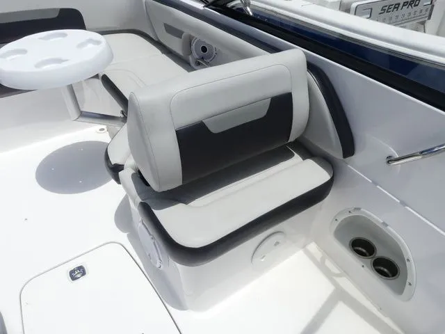 Slide: The Image of Hurricane SunDeck 235 OB 2023 - 12