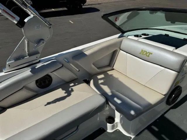 Slide: The Image of MasterCraft NXT20 2018 - 11