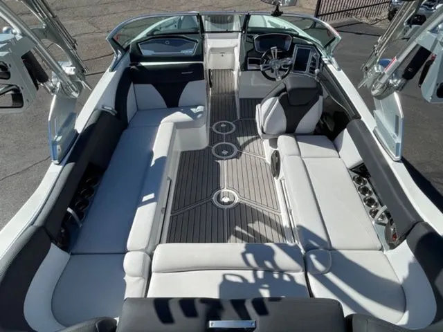 Slide: The Image of MasterCraft X23 2018 - 11