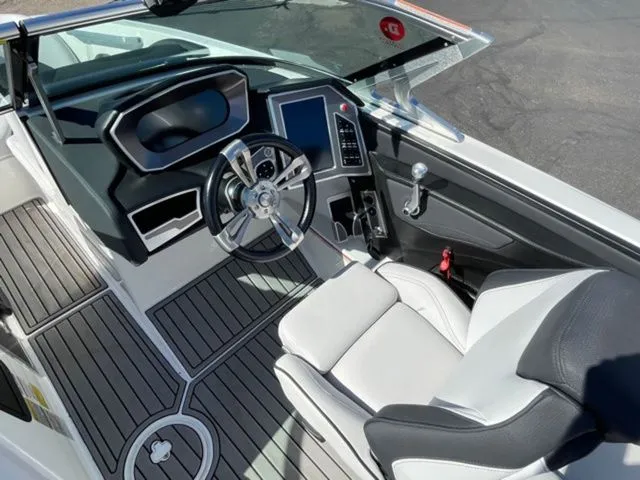 Slide: The Image of MasterCraft X23 2018 - 12