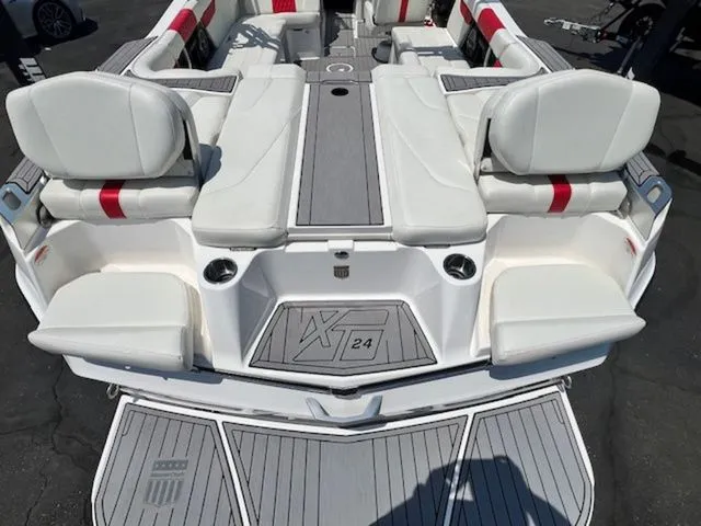 Slide: The Image of MasterCraft XT24 2022 - 10