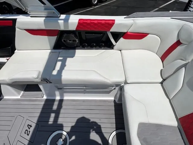 Slide: The Image of MasterCraft XT24 2022 - 17