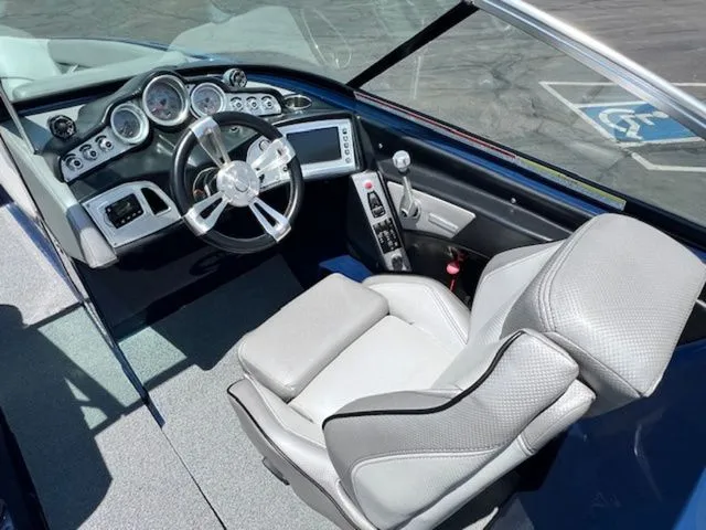 Slide: The Image of MasterCraft X26 2016 - 14